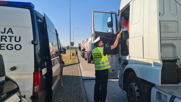 Byli nietrzeźwi, a mimo to wsiedli za kierownice swoich ciężarówek