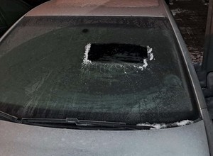 Zrobił sobie "wizjer" w lodzie. Tak oczyścił przednią szybę