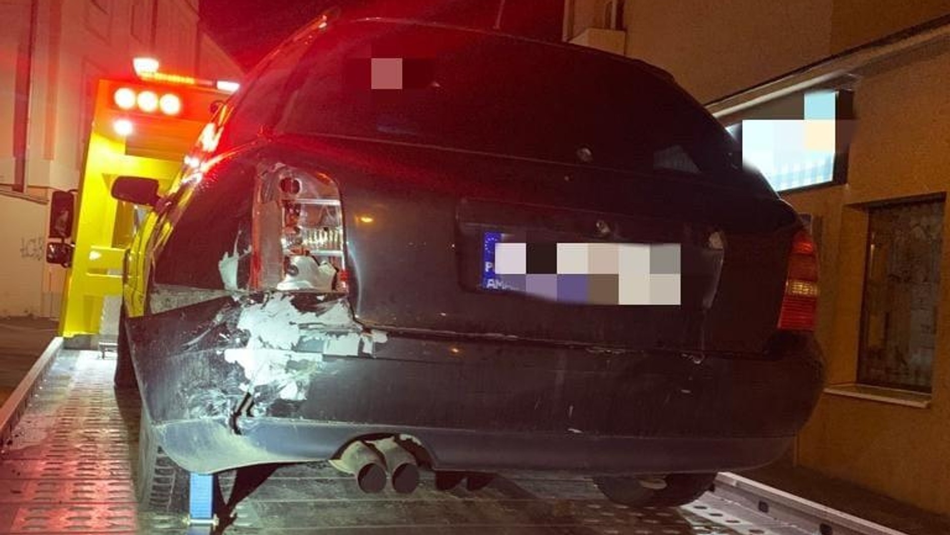 Audi, którym nietrzeźwa kobieta przyjechała na komendę policji