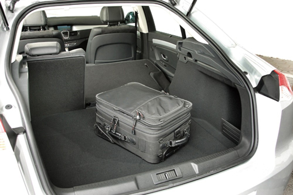 Renault Laguna &amp; Ford Mondeo - Klasa średnia w dużym formacie