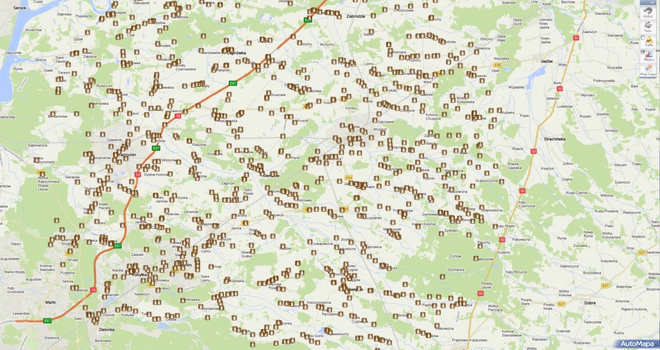 Wśród setek okolicznych kapliczek, ta w Wólce Dąbrowickiej wyróżnia się wyjątkowym położeniem