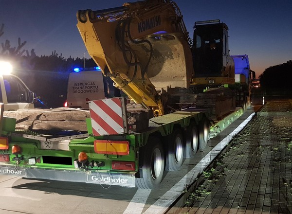 Kierowcy sądzili, że się przemkną pod osłoną nocy. Inspektorzy ITD znają takie sztuczki. Transport koparki był ciężką przesadą