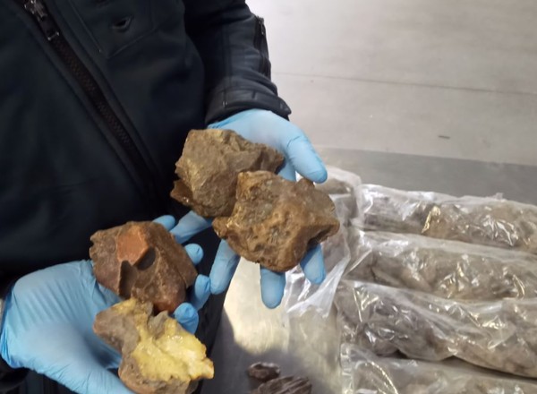 Zatrzymali na granicy samochód, który ważył o 9 kg za dużo. Bursztynowa kontrabanda w nadkolach