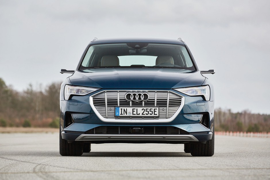 Tesla Model X kontra Audi e-tron - które elektryczne auto będzie lepszym wyborem?