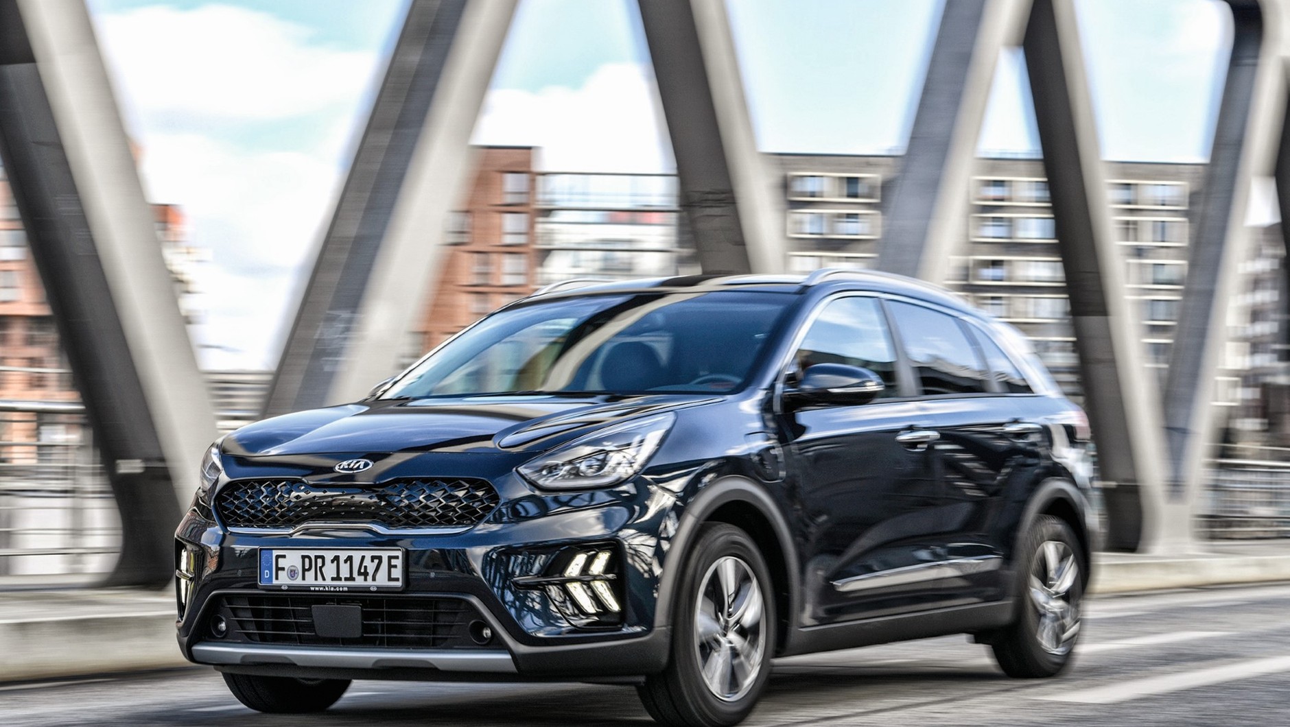 Dwie hybrydy ładowane z gniazdka: Kia Niro i Renault Captur