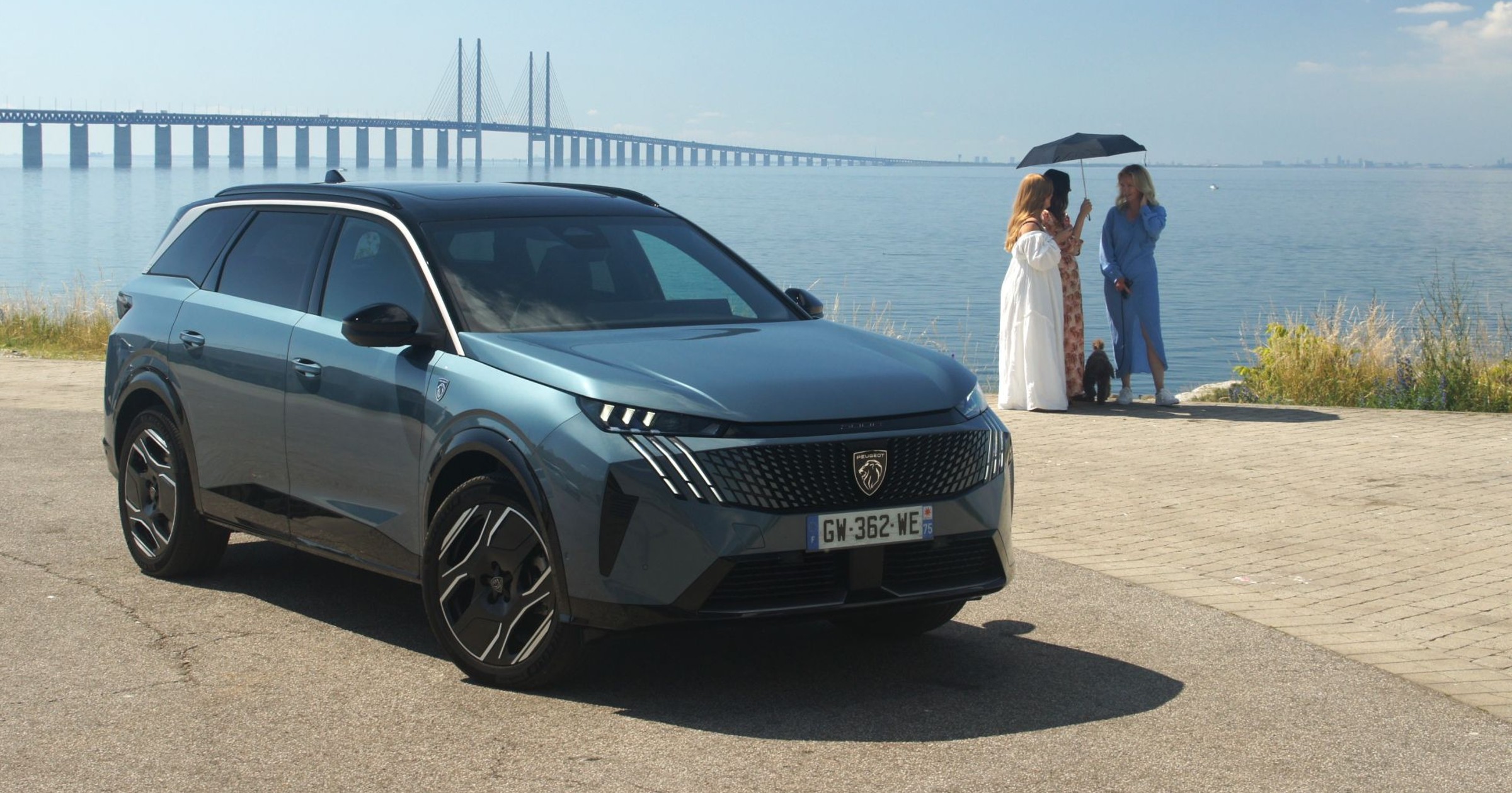Pierwsza jazda Peugeotem E-5008. W tle znany most nad Sundem