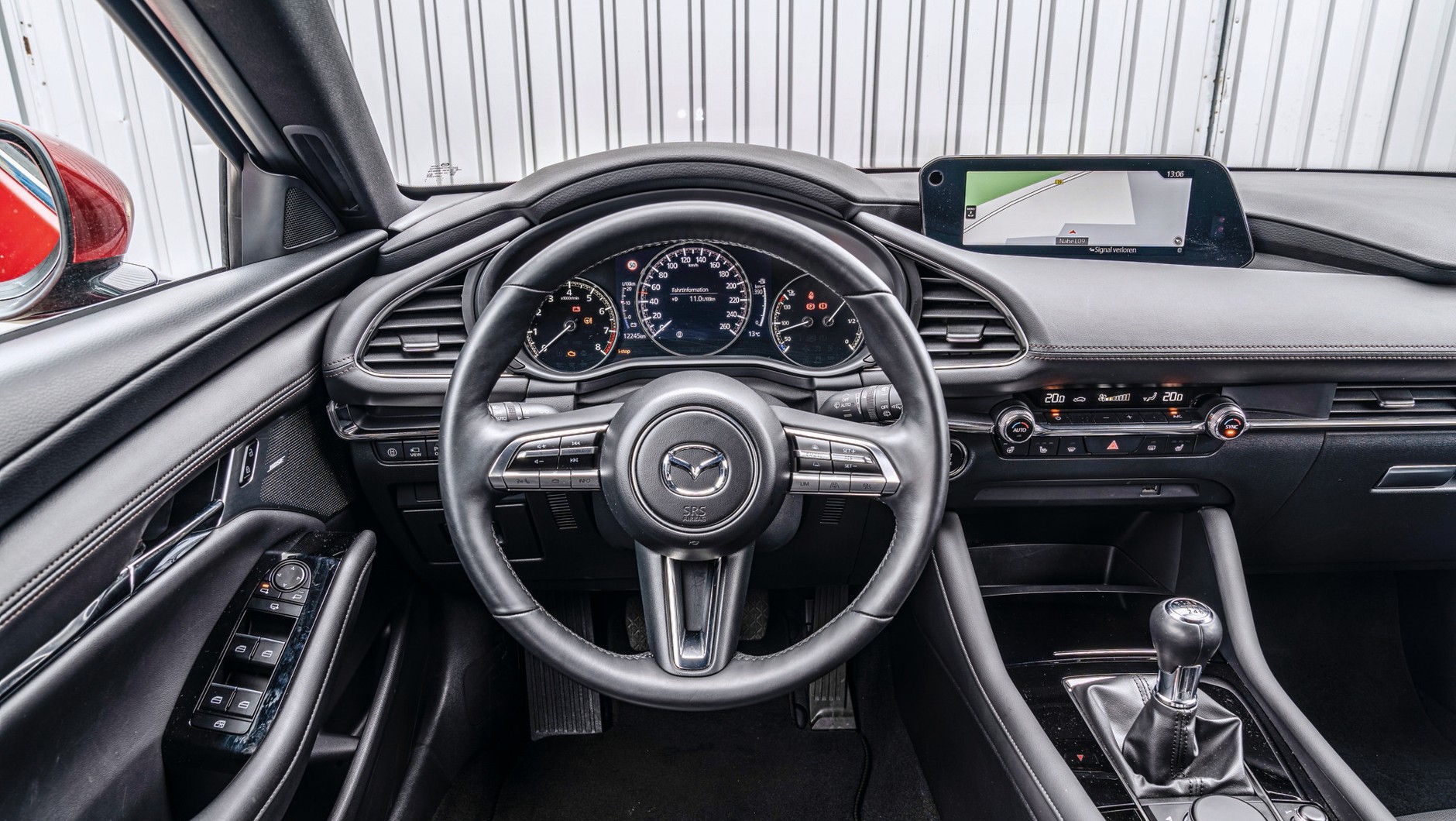Mazda 3 2.0 Skyactiv-G - kokpit