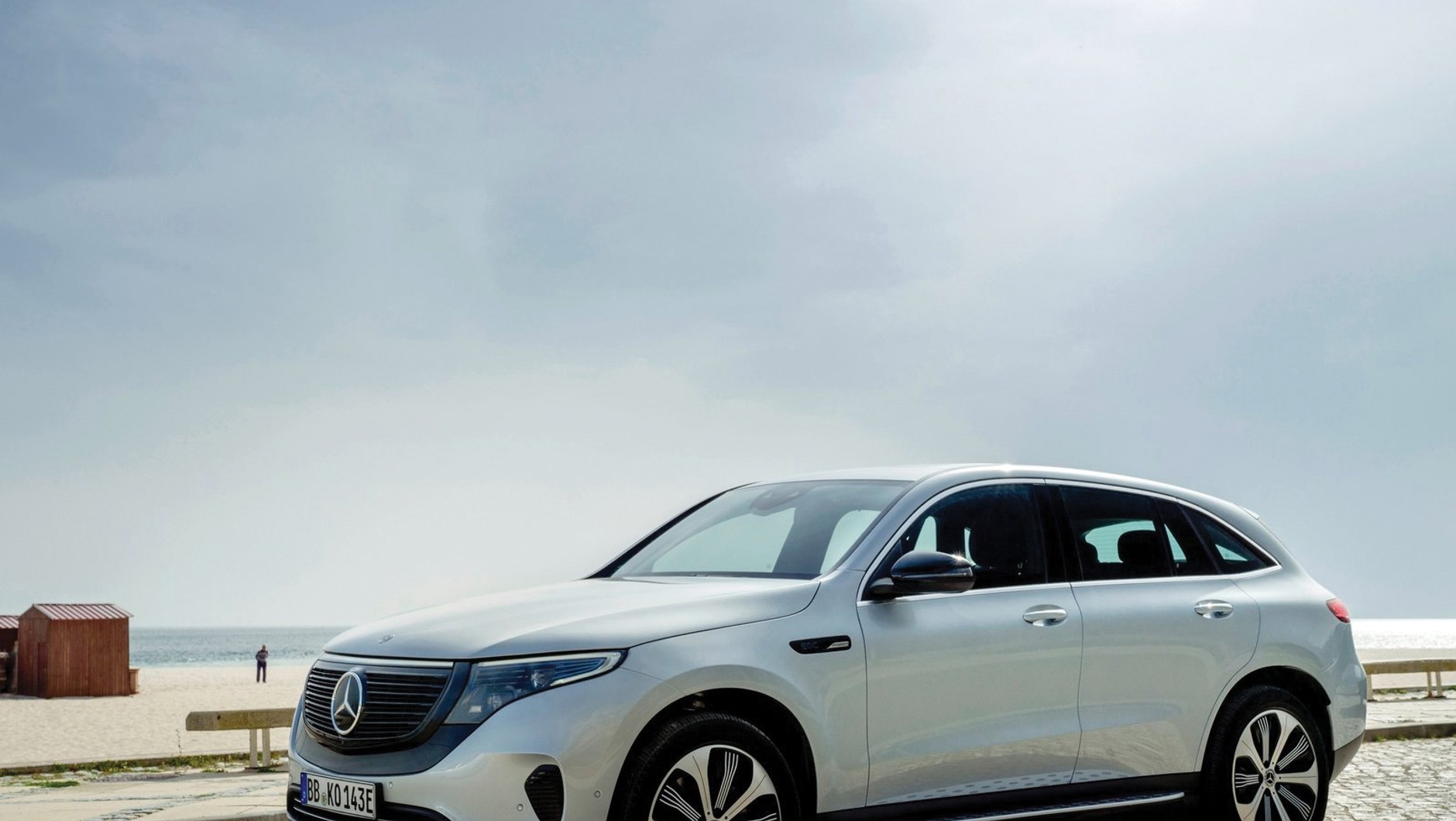 Mercedes EQC SUV dostępny jako 400 4Matic i 400 4Matic Sport (408 KM). Ceny od 315 900 zł