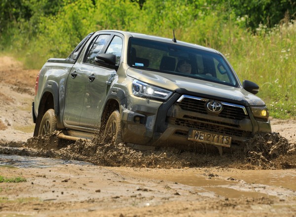 Toyota Hilux 2.8 D-4D 4x4 A/T – wół roboczy w luksusowym wydaniu