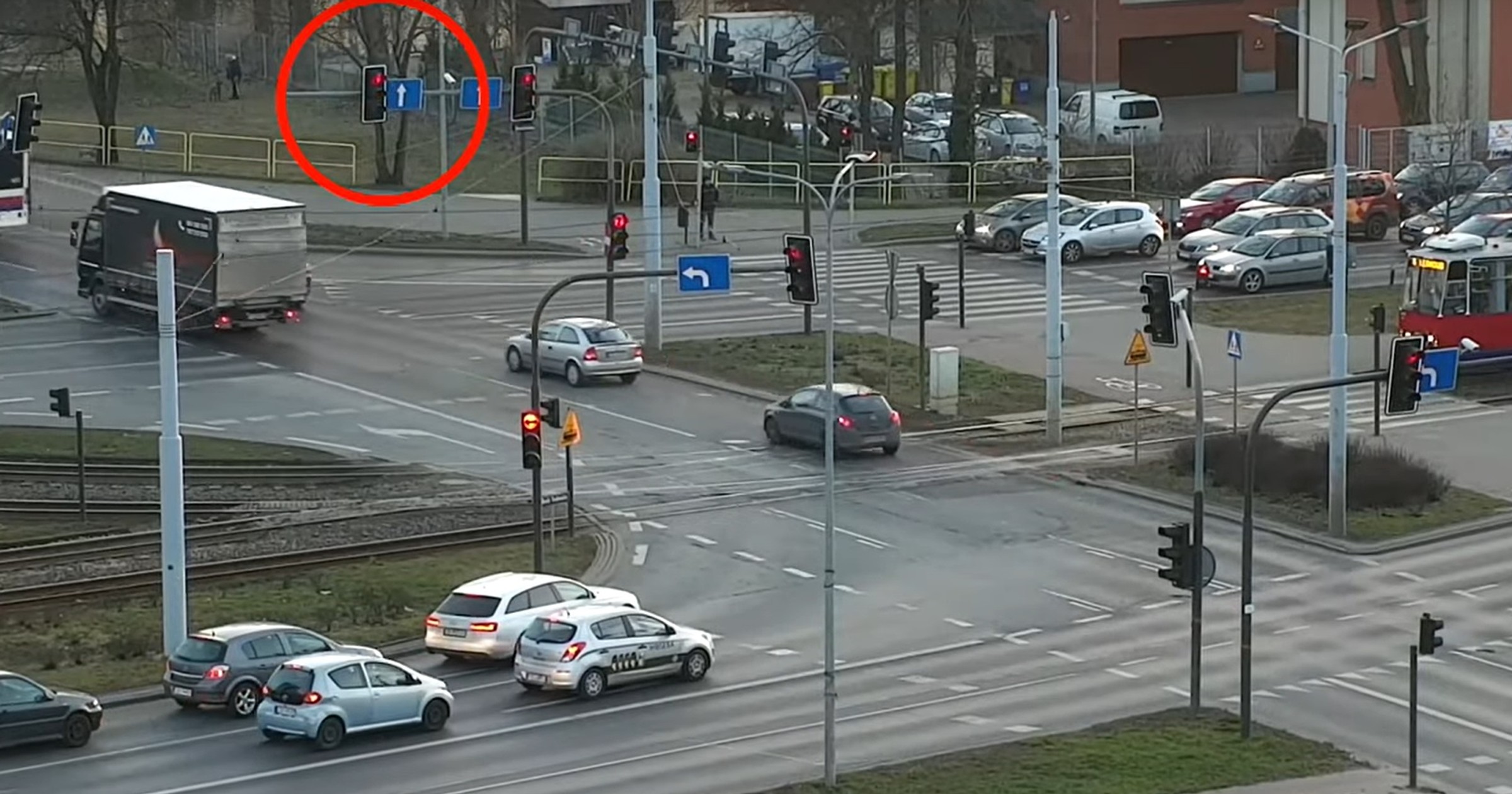 Samochód jadący na czerwonym świetle