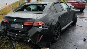 Następne BMW M5 rozbite w Polsce. Kierowca przesadził z prędkością
