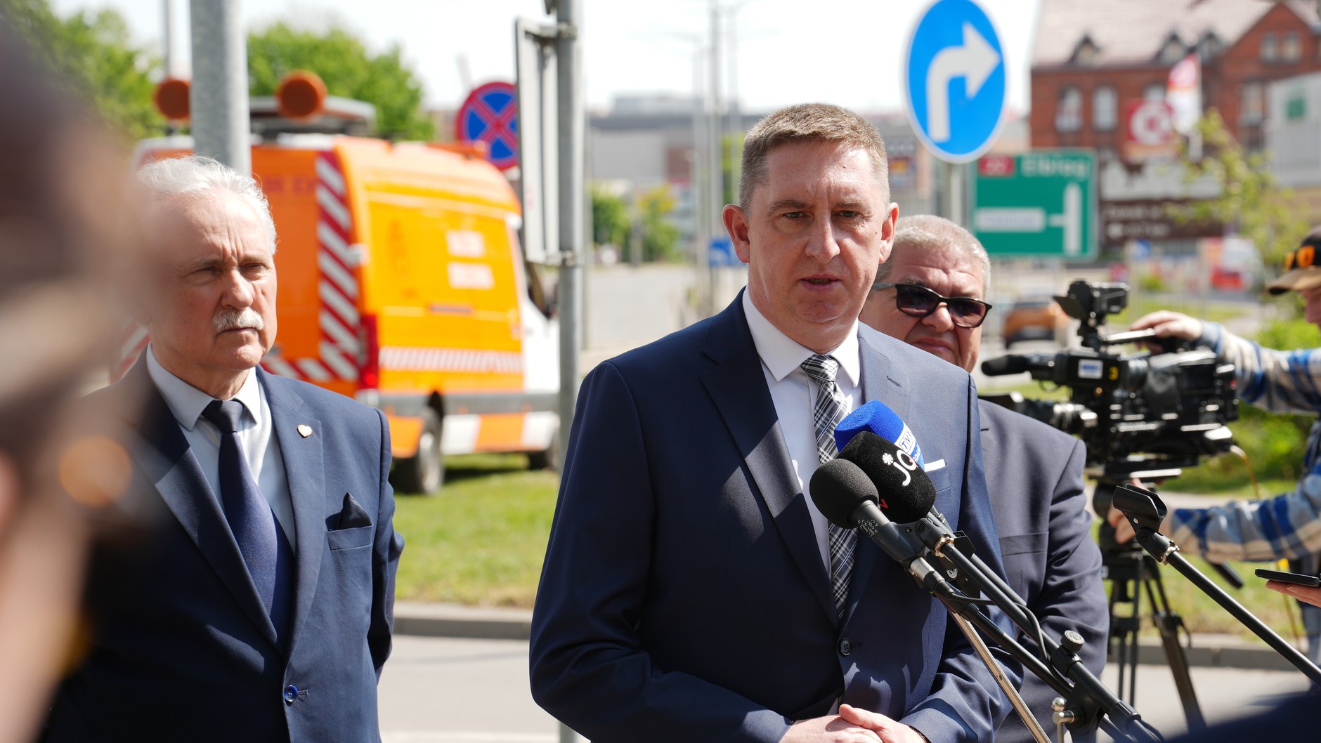 Briefing prasowy na skrzyżowaniu w Malborku - przemawia dyrektor Oddziału GDDKiA w Gdańsku Karol Markowski