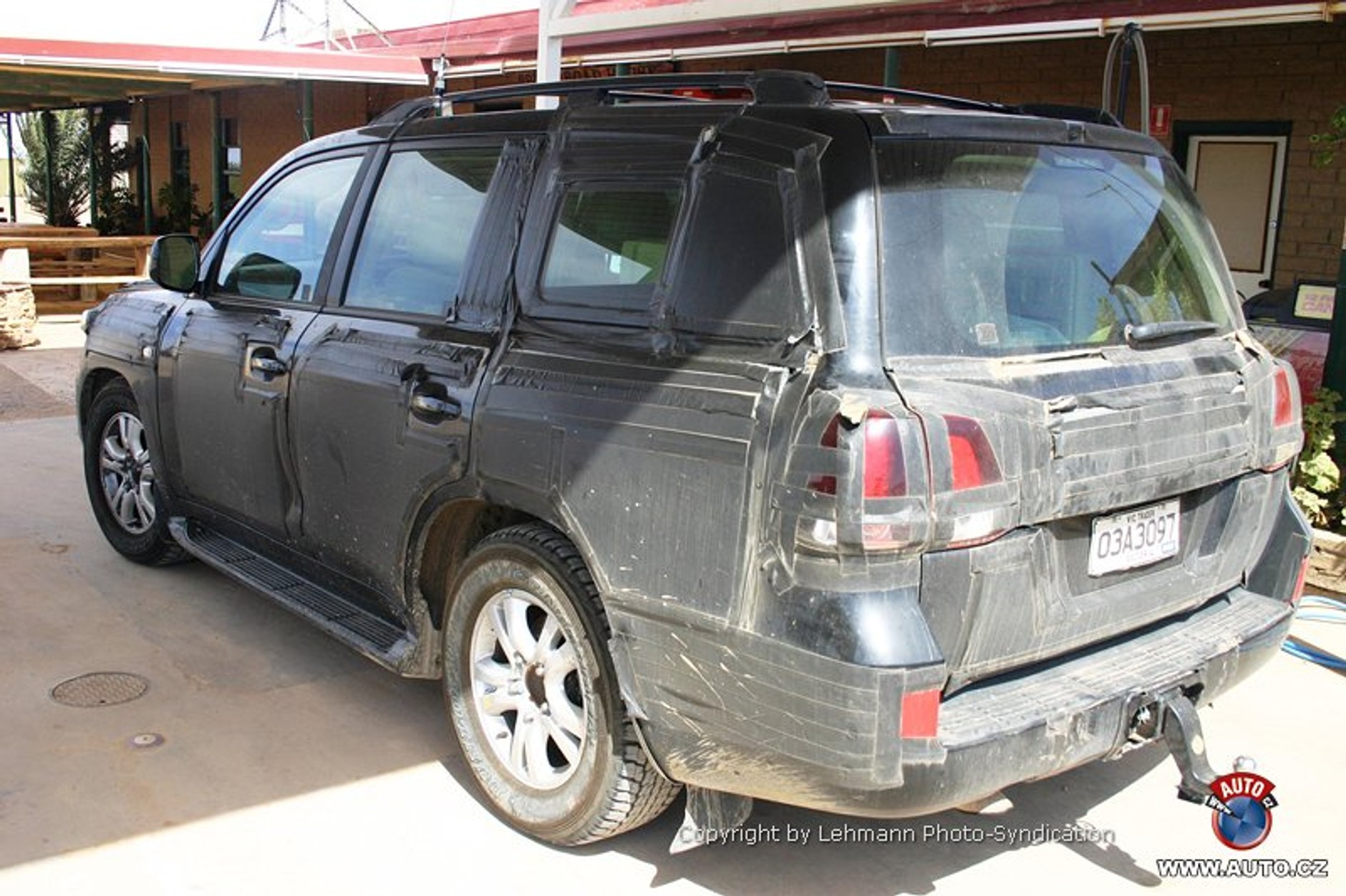 Zdjęcia szpiegowskie: Toyota Land Cruiser 200 zaprezentuje się jesienią