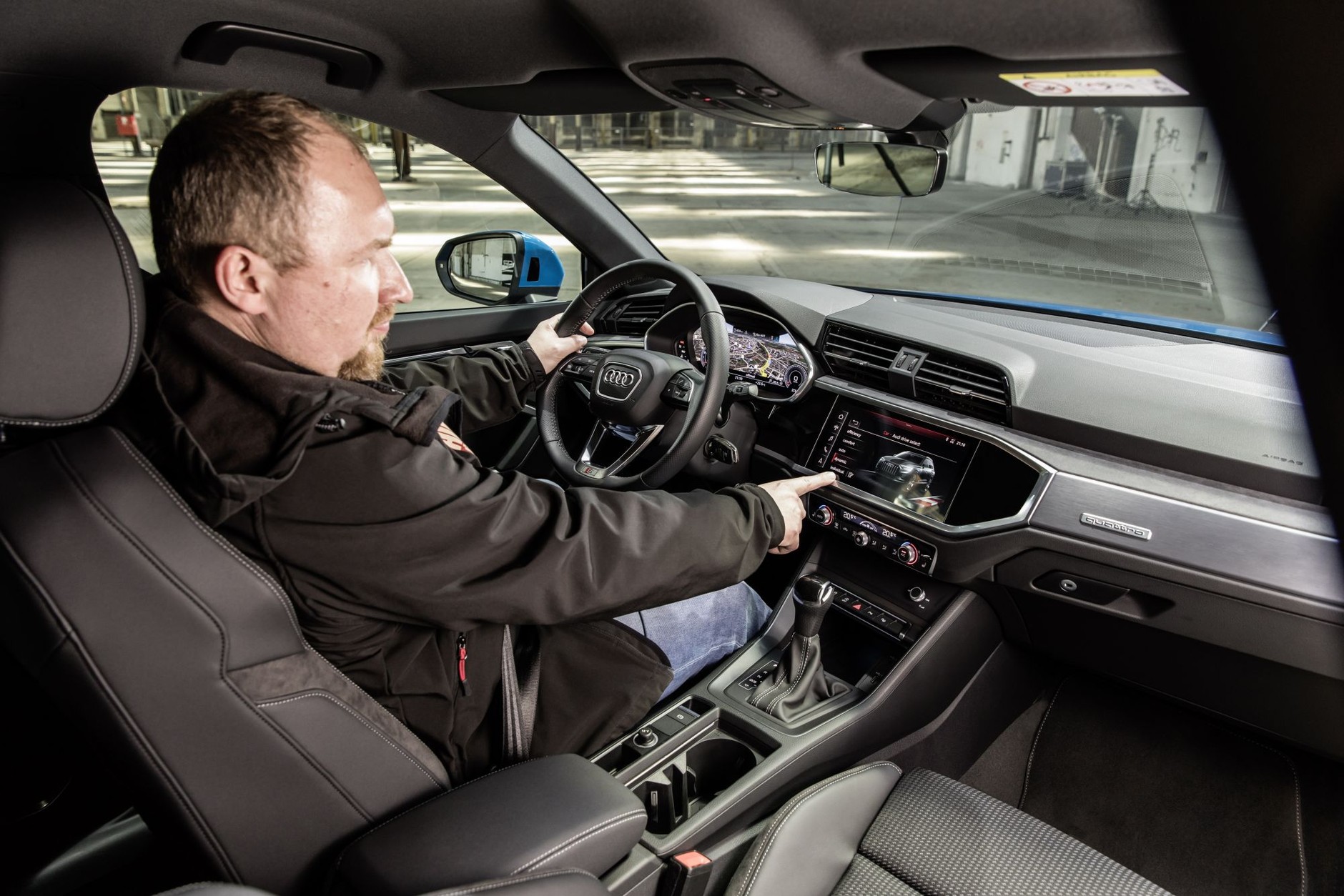 We wnętrzu Audi Q3 nie zabrakło ekranu dotykowego (8,8 cala lub 10,1 cala) i systemu MMI znanego m.in. z nowego A6. Na szczęście zostawiono tradycyjny panel do sterowania klimatyzacją