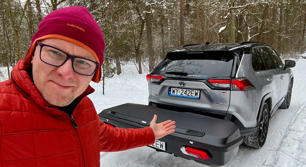 Box na hak Thule Arcos XL w pełni zastępuje duży box dachowy, bez problemu mieszczą się w nim narty. Oczywiście, są ograniczenia