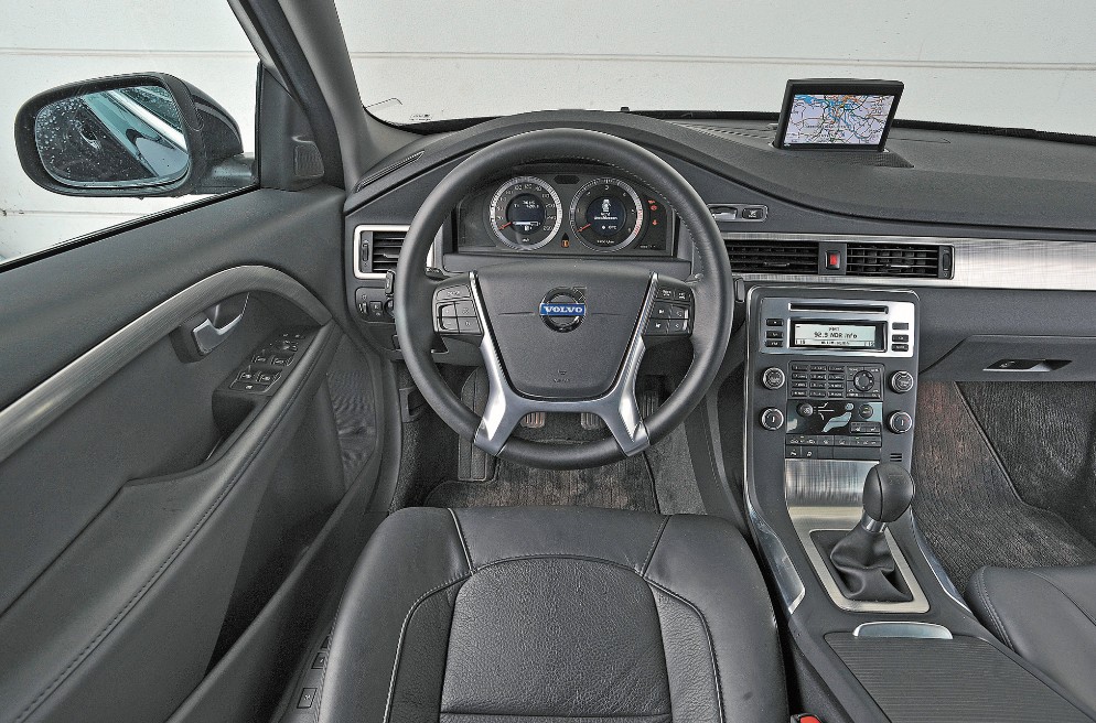 Stylistyka kokpitu łączy szwedzką surowość z elegancją. Przyzwyczajenia wymaga duże koło kierownicy