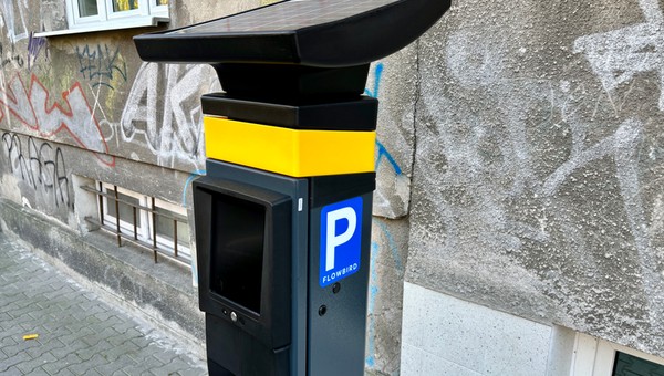 Kierowcy dostają 300 zł kary za parkowanie w Warszawie. Nowe parkomaty nie przyjmują gotówki