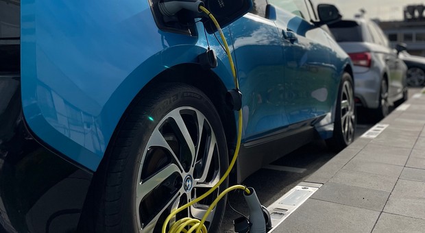 Program pilotażowy okazał się sukcesem. W Kolonii kierowcy naładują auta elektryczne z... krawężnika
