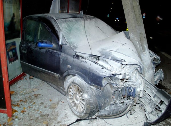 Uderzył w słup i w przystanek. Policjanci nie mieli problemów z określeniem przyczyny