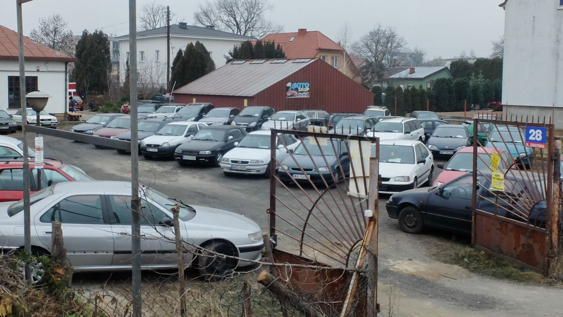 Najlepszym miejscem do poszukiwań jest internet. Choć większość aut sprzedają handlarze, niewiele komisów wyspecjalizowało się w tanich pojazdach