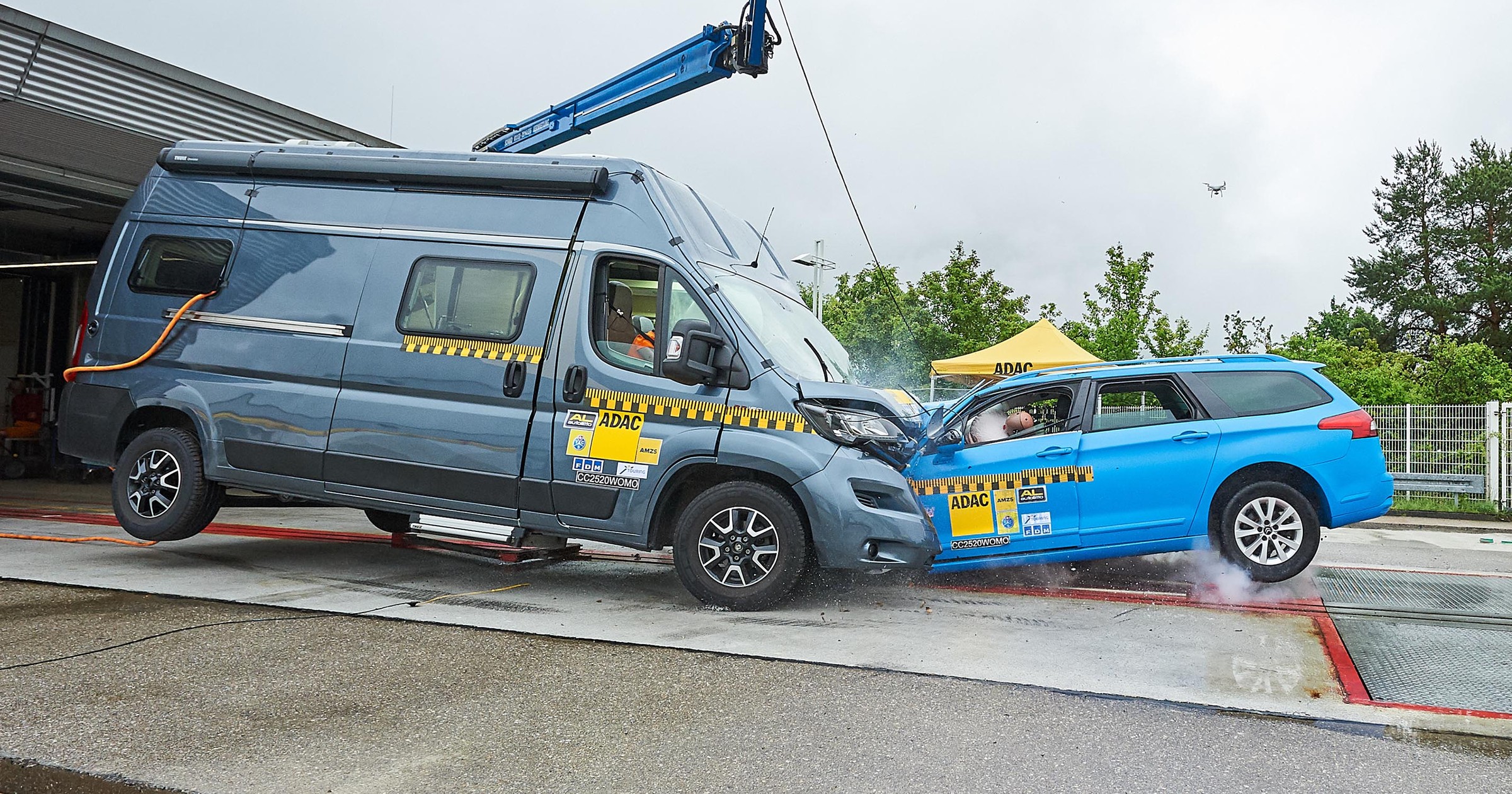 Crash test kapera z autem osobowym