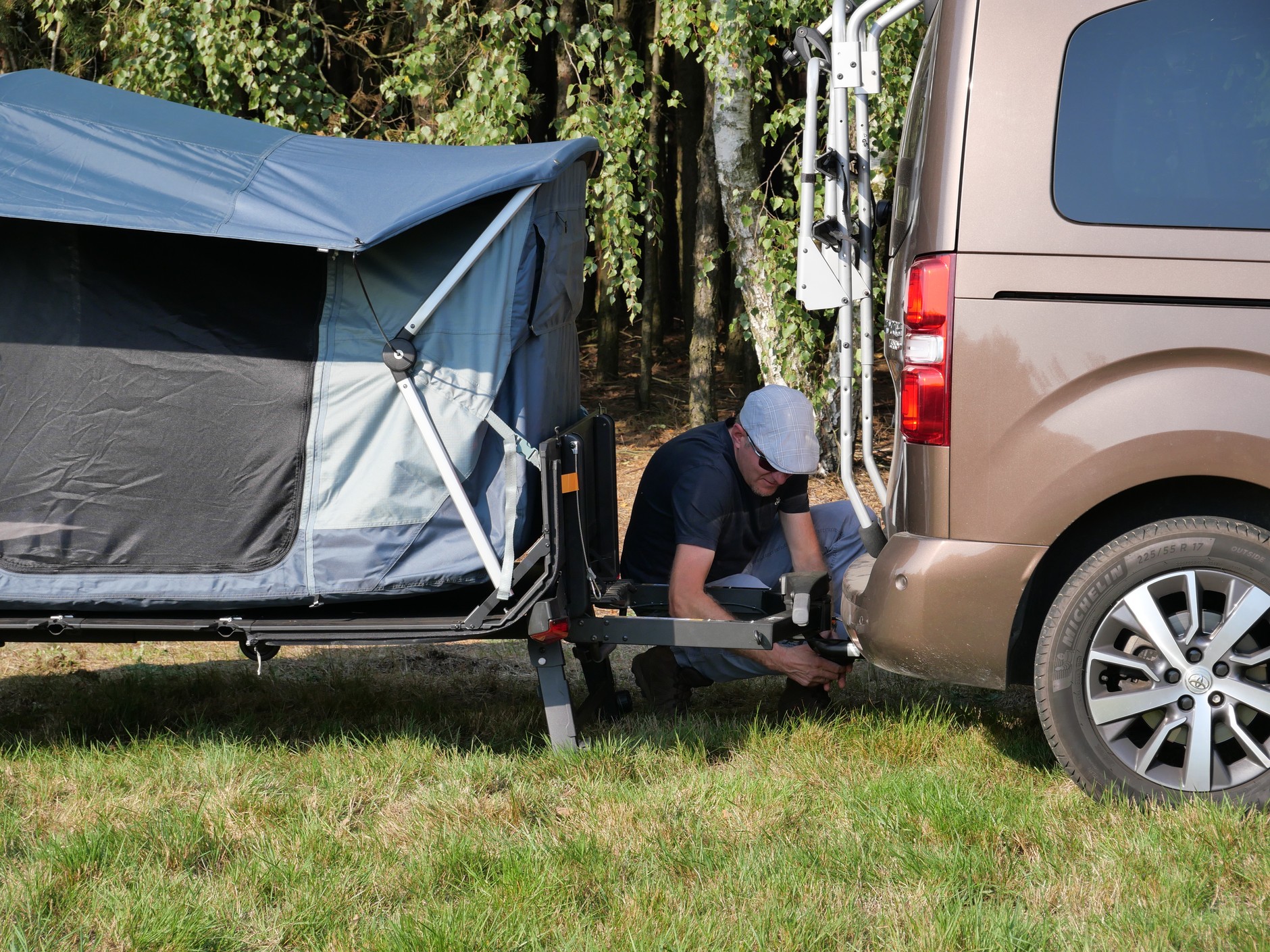 Auto można odczepić i odjechać nim, a namiot będzie stał. Potem jednak trzeba precyzyjnie podjechać autem, aby namiot ponownie przypiąć do haka holowniczego