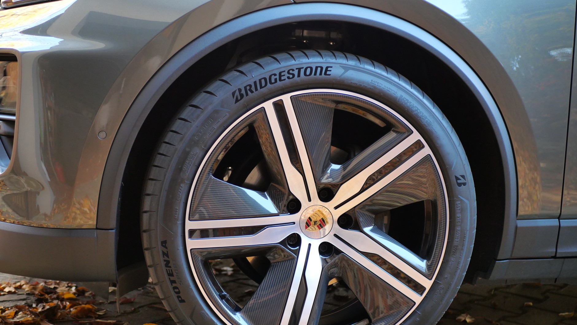 Porsche Macan 4 electric może mieć koła z obszernymi wstawkami z karbonu