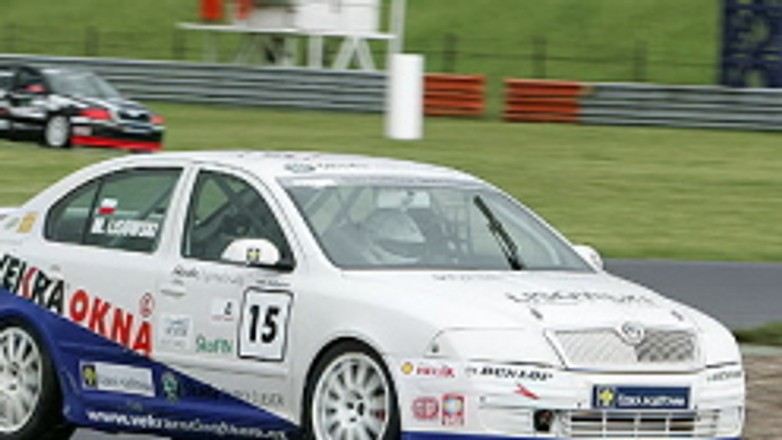 Wyścigi: wybuchowy silnik w Skodzie Octavii