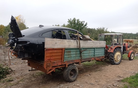 Wieźli go rozrzutnikiem. Uwagę policjantów przykuł jeden szczegół