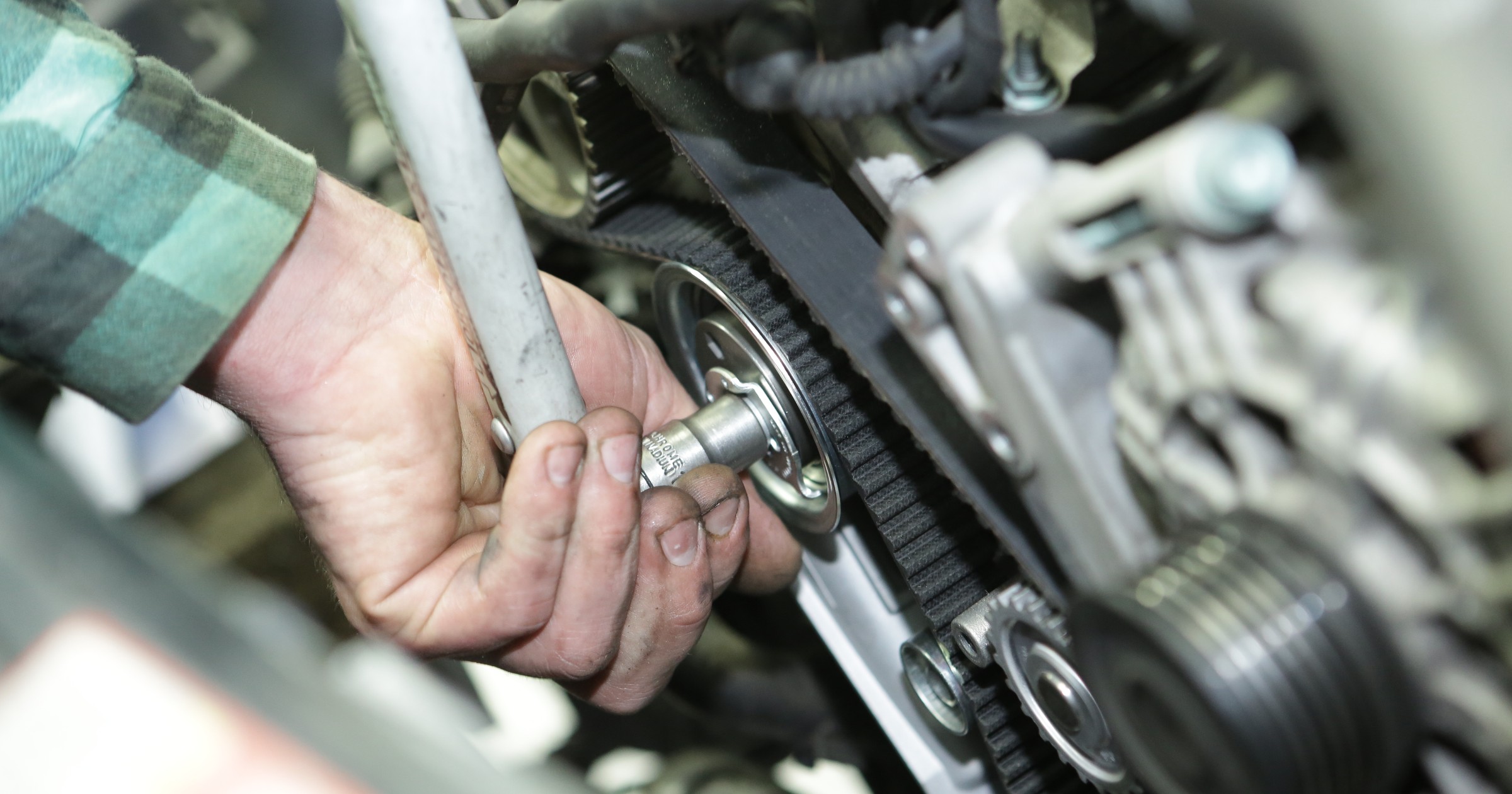 Mechanik rozbierający silnik samochodu