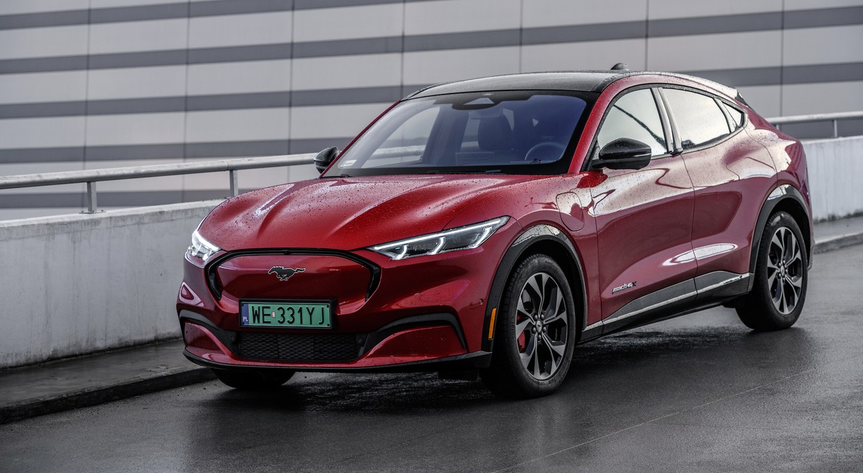 Ford Mustang Mach-E z dnia na dzień staniał nawet o 60 tys. zł. To "efekt Tesli"