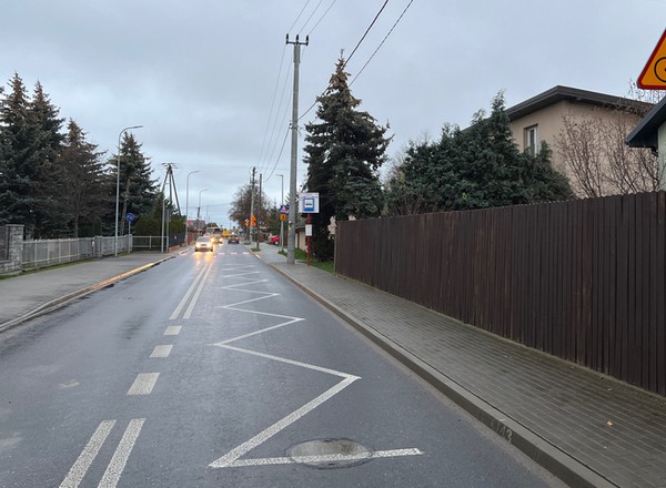 Zygzak wymalowany na ulicy ma konkretne znaczenie. Zignorowanie go grozi mandatem