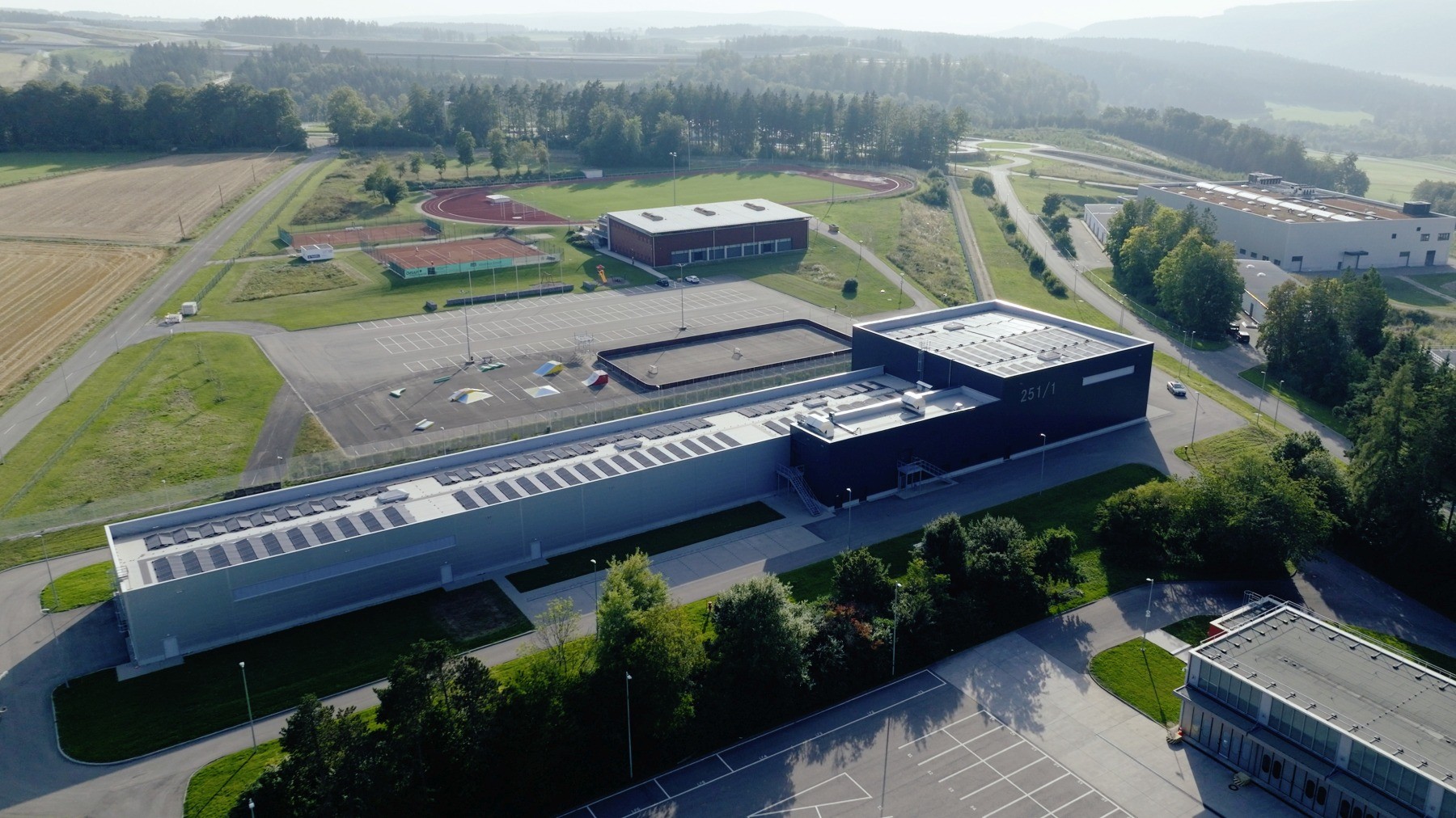 Budynek ze 135-metrowym tunelem do testowania świateł