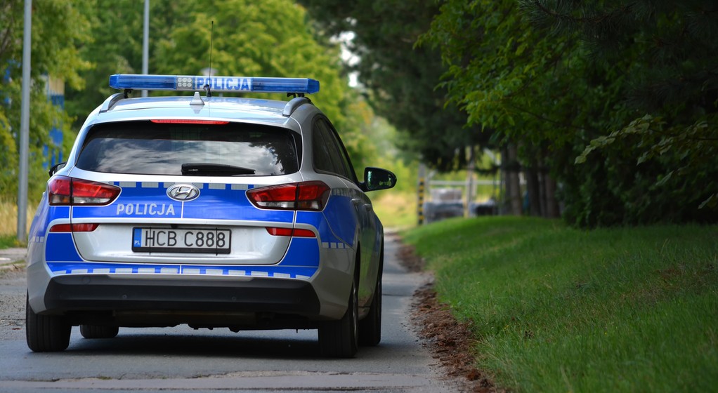 Radiowóz w świetle prawa nie różni się niczym od zwykłego samochodu jadącego po drodze. Różnica pojawia się, gdy włączy sygnały