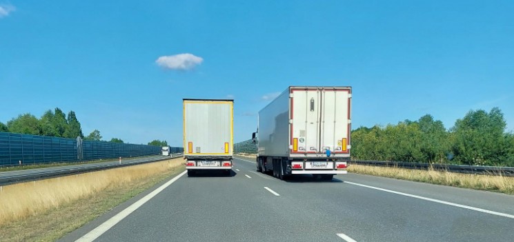 Wyprzedzanie tirów na autostradzie
