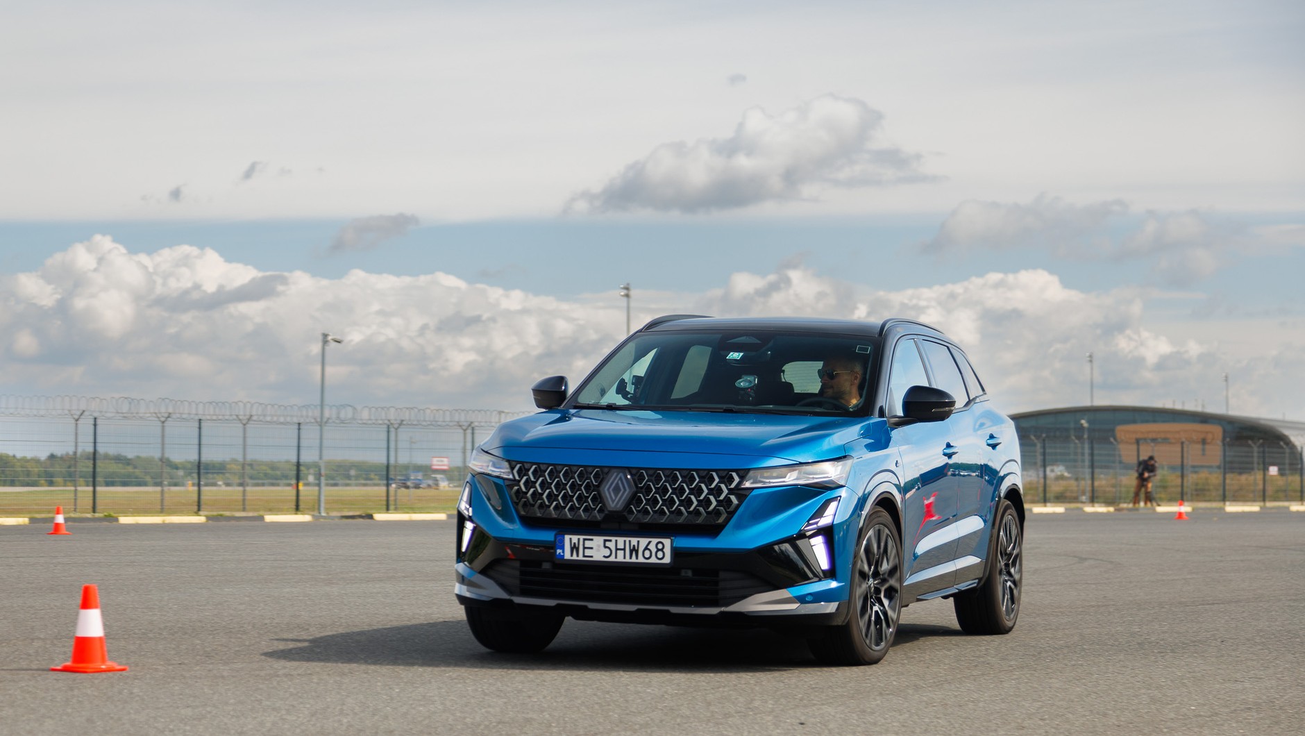 Renault Austral udowodnił, że tylna skrętna oś w ciasnych łukach daje sporą przewagę. Nie bez znaczenia jest też charakterystyka jego układu hybrydowego, który faworyzuje jazdę na prądzie, co zapewnia dynamikę przy starcie