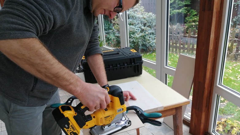 Wyrzynarka pozwala po prostu coś przeciąć albo wyciąć otwór o zaplanowanych nierównych krawędziach