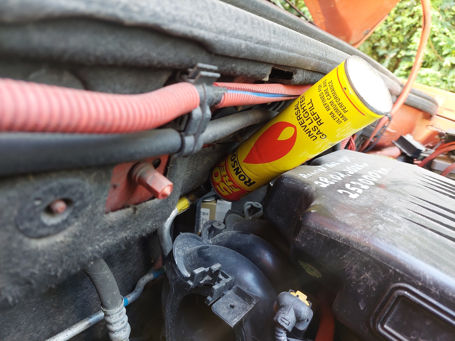 Napełnianie klimatyzacji gazem do zapalniczek – jeden z niebezpiecznych sposobów na oszczędzanie na kosztach serwisu