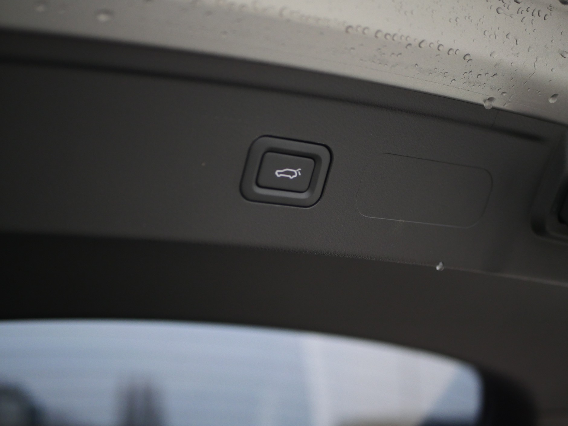 Tylna klapa otwiera się i zamyka wyłącznie elektrycznie – albo z pilota, albo przyciskiem wewnątrz. Szkoda, że przycisk nie jest podświetlony przy wyłączonym zapłonie. 