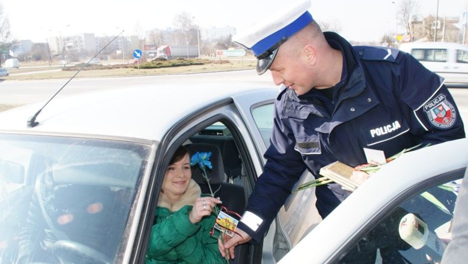 Policja rozdawała kwiatki