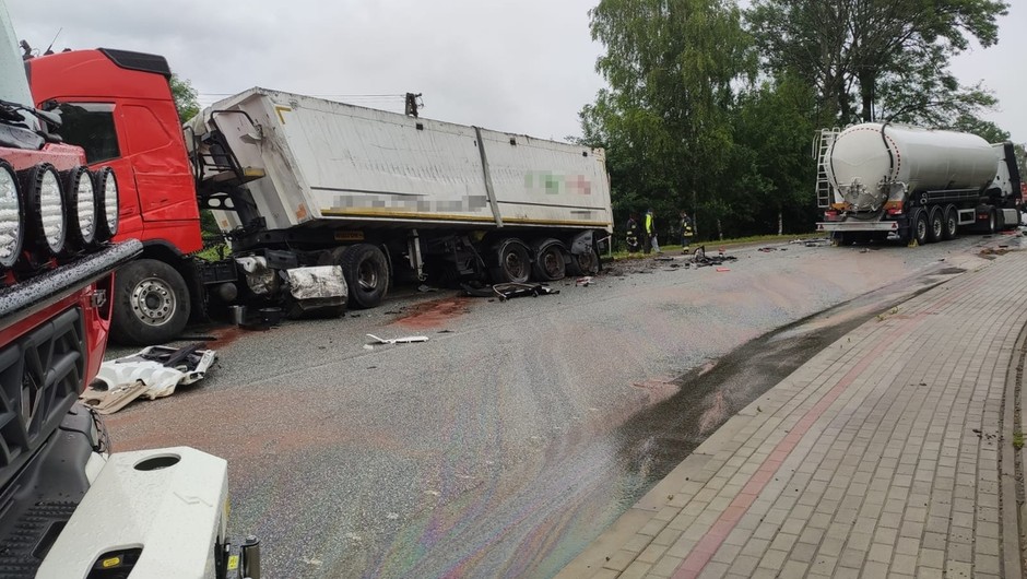 Obraz pochodzący z serwisu https://podkarpacka.policja.gov.pl/rze/aktualnosci/127888,Wypadek-drogowy-w-Zarzeczu-z-udzialem-dwoch-pojazdow-ciezarowych.html