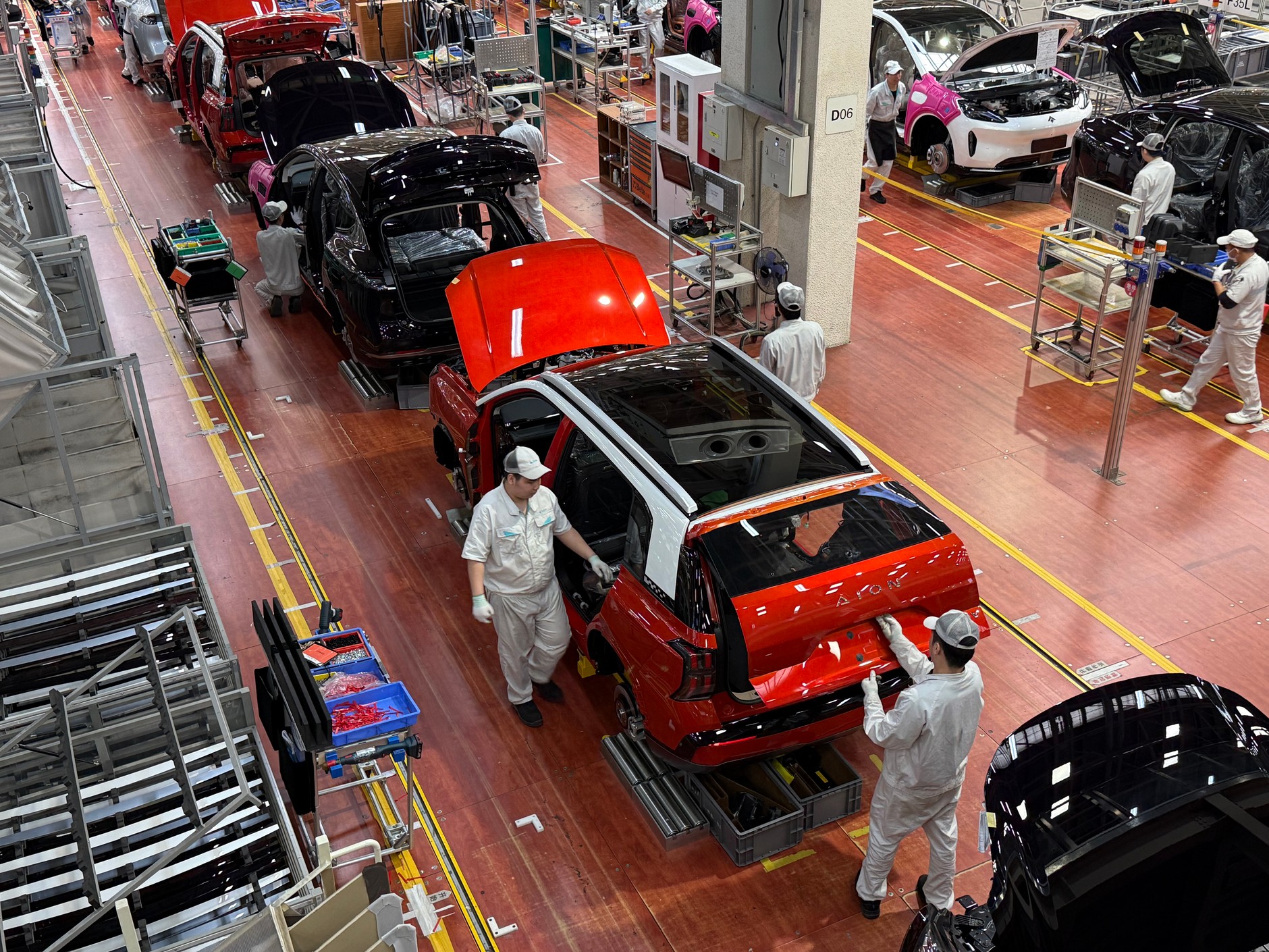 Linia montażowa w fabryce GAC Aion w Guangzhou. Na zdjęciu trwa końcowy montaż modelu Aion V – ten samochód będzie pierwszym modelem sprzedawanym w Polsce