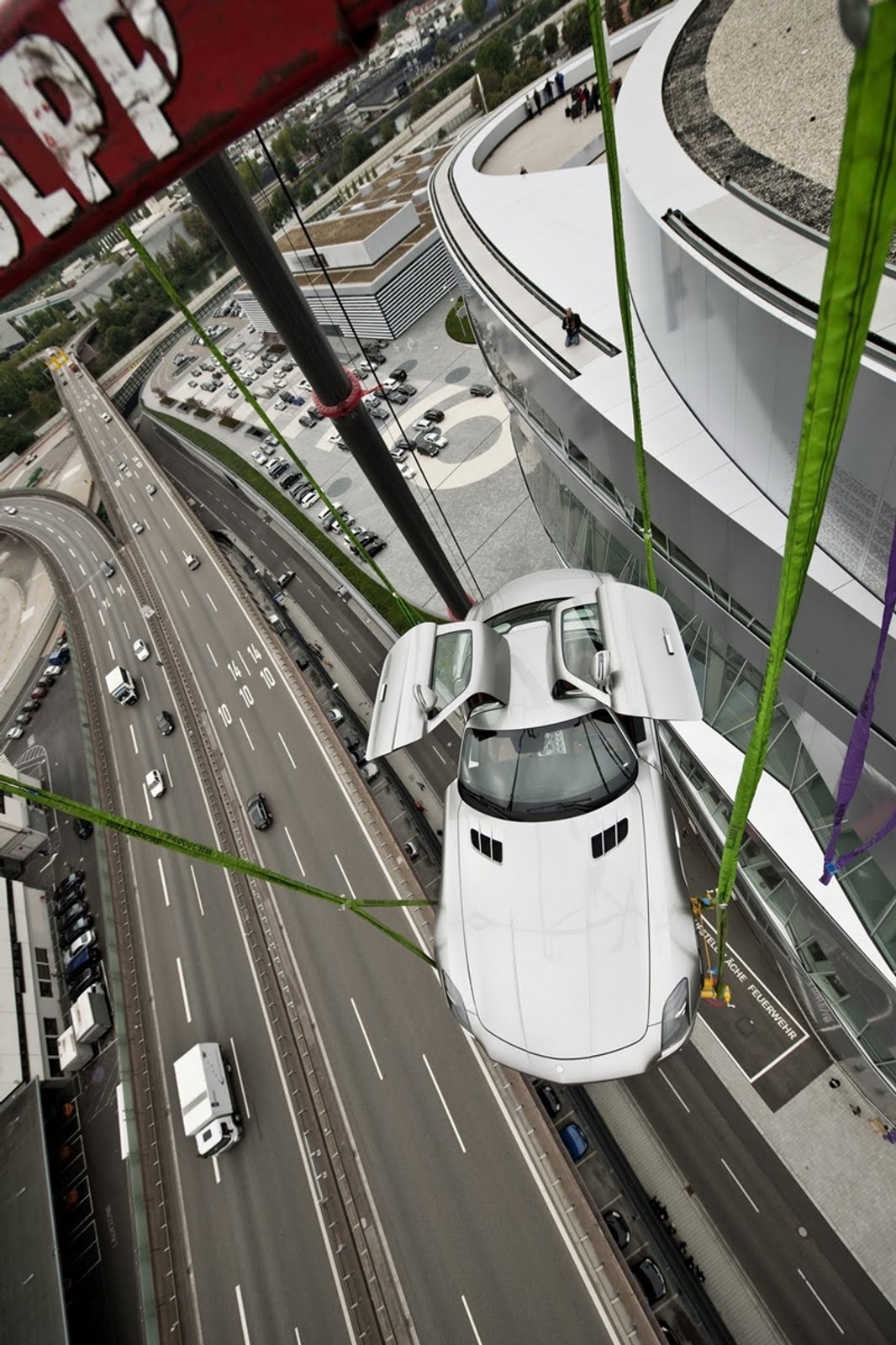 SLS AMG dostał skrzydeł