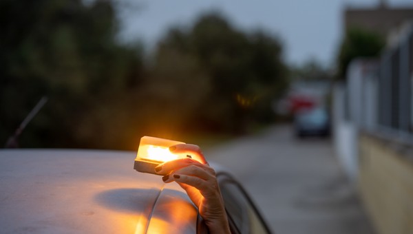 Lampa V16 ma zastąpić trójkąty ostrzegawcze. Na razie tylko w Hiszpanii