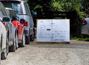 Kierowcy znajdują za wycieraczkami "upomnienia". Nie wiedzą, co z nimi robić