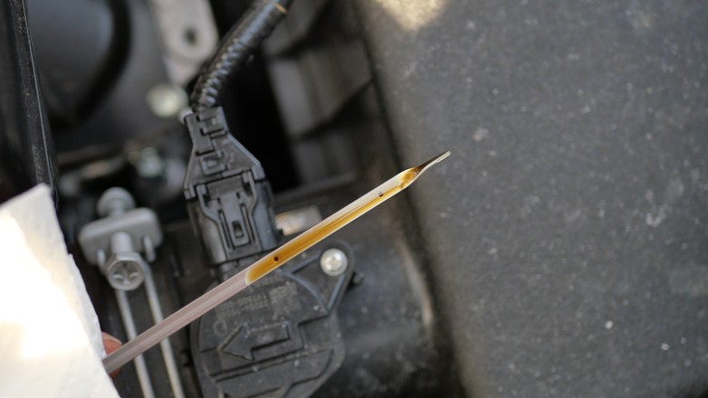 Zbyt wysoki poziom oleju w silniku samochodu hybrydowego: to może być wynik jazdy głównie po mieście