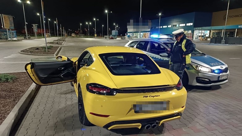Policjanci z Piaseczna przerwali randkę w Porsche