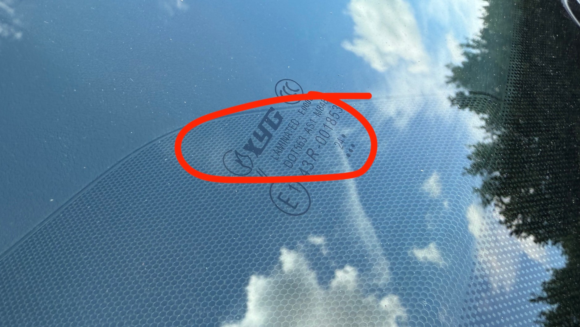 Chińska szyba – zamiennik, żeby było taniej. Szyby te cieszą się, z uwagi na czasem dość specyficzną optykę, zróżnicowanymi recenzjami