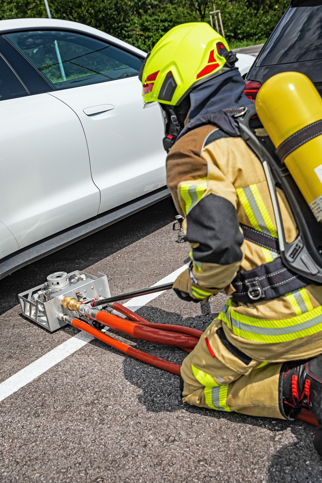 Rosenbauer opracował system gaszenia baterii litowo-jonowych w autach elektrycznych