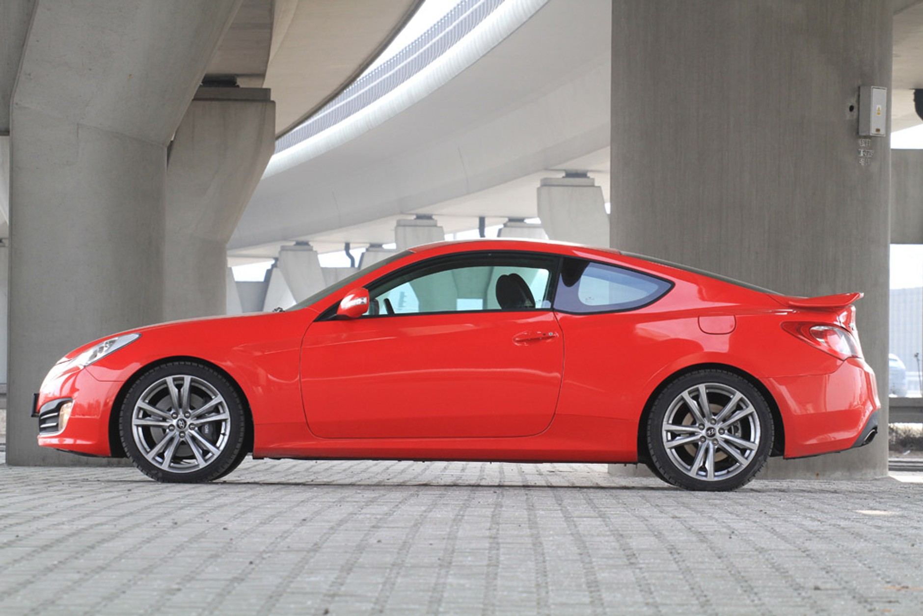 Hyundai Genesis Coupe: czerwony palacz gumy